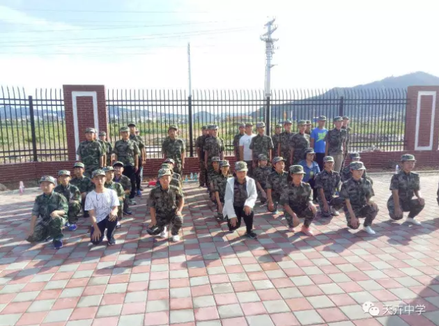隆化天卉中學(xué)軍訓(xùn)快訊四：一樣的青春，不一樣的年華！